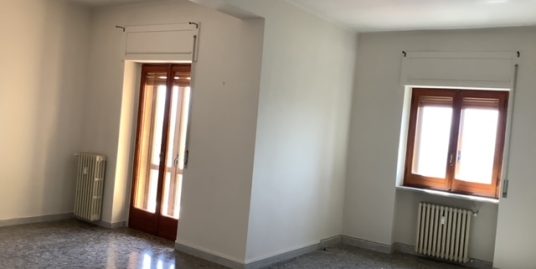 RIONERO-Vendesi Appartamento di mq 140. 6vani e 2 wc.