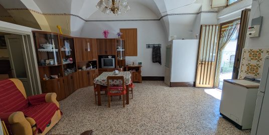 BARILE-Vendesi CASA AUTONOMA di mq di mq 60.Piano terra, 2 vani e wc.