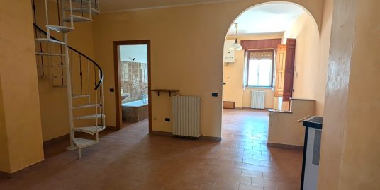 RIONERO-Vendesi CASA AUTONOMA MQ 60 MANSARDA di mq 60. Primo piano, 4vanie 2wc.