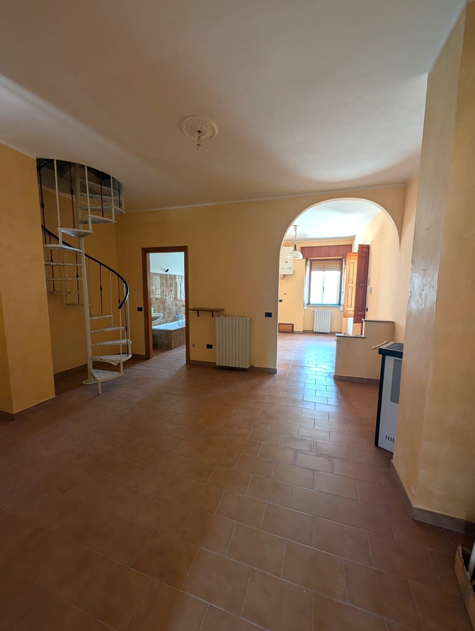 RIONERO-Vendesi CASA AUTONOMA MQ 60 MANSARDA di mq 60. Primo piano, 4vanie 2wc.