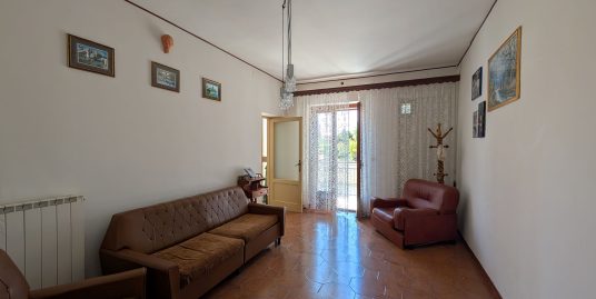 ATELLA-VENDE CASA AUTONOMA DI MQ 70. GIARDINO DI MQ 177. GARAGE DI MQ 31. CANTINA DI MQ 50.